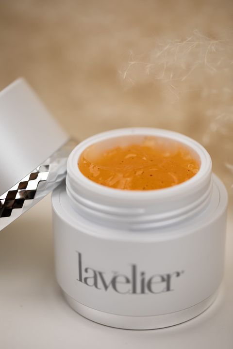 Åben krukke med Lavelier-creme foran en blød, beige baggrund