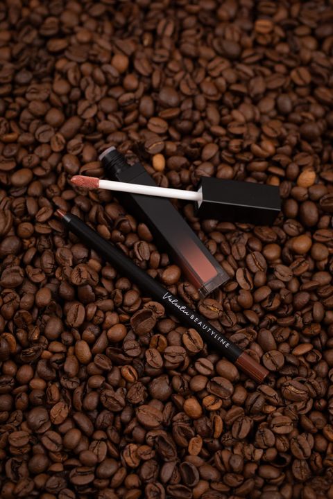 Lipgloss og lipliner fra Valentin Beautyline på kaffebønner